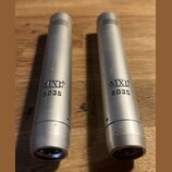 Dvě stříbrné kondenzátorové mikrofony s matným povrchem. Na obou je vyražen nápis MXL 603S. Povrch mikrofonů vykazuje drobné škrábance a známky použí…