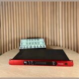 Červený rackový audio rozhraní s černým horním panelem. Na přední straně je bílý nápis REDUNIT D16R a logo Focusrite. Jsou zde viditelné ovládací prv…