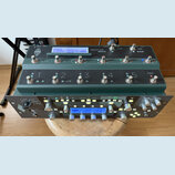 Zelený pedalboard s nápisem PROFILER REMOTE a logem KEMPER. Obsahuje několik stoupacích spínačů s číslováním 1 až 5 a tlačítkem TAP, nad kterými jsou…