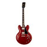 Polodupatá elektrická kytara v červené barvě s černým hmatníkem a černým plechtrádem. Na hlavě je viditelné logo Gibson. Nástroj má dva humbuckery, d…