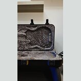 Otevřený tvrdý kufr na hudební nástroj s vnitřním polstrováním z šedého plyšového materiálu. Vnitřní prostor je tvarován pro kytaru nebo podobný nást…