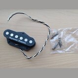 Černý humbucker s bílými póly a nápisem Seymour Duncan. K snímači jsou přiloženy dva černobílé vodiče a plastový sáček se třemi montážními šrouby. Po…