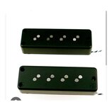 Dvě černé elektrické kytarové snímače typu humbucker s viditelnými kovovými póly. Spodní snímač má v pravém dolním rohu bílé logo ve tvaru stylizovan…