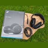 Na fotografii jsou černá sluchátka s velkými náušníky a přiložená krabice. Na krabici je nápis SENNHEISER, model HD 560S a text Reference-grade headp…