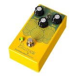 Žlutý kytarový efekt s nápisy Blumes a EarthQuakerDevices. Na horní straně jsou tři černé otočné knoflíky s kovovými vršeky a popisky Level, Gain a n…
