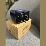 Černý kovový box s nápisem Jettenuator a doplňkem DESIGN BY SOLDAND. Na přední straně je jeden otočný knoflík s rozsahu 0 až 6 a druhý menší knoflík…