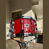 Červený buben s chromovaným obručováním a úchytky, umístěný na kovovém stojanu. Na korpusu je viditelný štítek s nápisy YAMAHA, MODEL NO. 503 a SER.…
