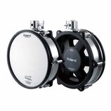 Dvě elektronické bubnové plochy značky Roland v černé a stříbrné barvě. Na bílé membráně levého bubnu je nápis Roland a logo V-Drums. Pravý buben uka…
