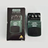 Na fotografii je zelený kytarový efekt UV300 ULTRA VIBRATO značky behringer v originální krabici. Pedal má čtyři ovládací knoflíky s popisky MODE, RI…