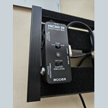 Černý DI box s nápisem MICRO DI Direct Input Box a značkou MOOER. Zařízení má přepínač GAIN s hodnotami -20dB, 0dB, +20dB a přepínač CABINET SIMULATO…