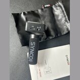 Černý mikrofon s větrolnicí, na které je bílý nápis SYNCO)). Na těle mikrofonu jsou vidět přepínač s označením OFF, 75 a 150 a USB-C port. Součástí j…