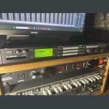 Na fotografii jsou tři rackové studiové přístroje umístěné nad sebou. Horní zařízení je černé s nápisem t.c. electronic a FIREWORX, má zelený displej…