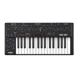 Černý analogový synthesizér s klaviaturaí. Na pravé straně panelu je bílý nápis MS-101 a v levém dolním rohu logo behringer. Horní panel obsahuje řad…