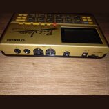 Zlatý rytmický programátor s nápisy YAMAHA, RY9 a RHYTHM PROGRAMMER. Na zadní straně jsou konektory OUTPUT (R, L/MONO), MIDI OUT a MIDI IN, EXT IN a…