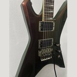 Elektrická kytara s tmavě hnědým kovovými lakem a hranatým tvarem těla. Nástroj má dva humbuckery, tremolo systém a dvě ovládací knoflíky. Na těle ne…