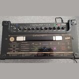 Kytarové kombo Line 6 Catalyst CX 60 v černé barvě. Horní panel obsahuje ovládací knofíky s nápisy: GUITAR, SELECTOR, BOOST, GAIN, BASS, MID, TREBLE,…