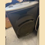 Černý reproduktor v plastovém kufrovém provedení s úchytmi na horní straně. Na spodní části mřížky je viditelné logo Ibiza Sound. Povrch plastu vykaz…