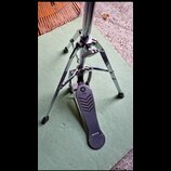 Chromovaný stojan s pedálem, který má na horní části nápis YAMAHA a doprovodné logo. Na spodní části pedálu je viditelný nápis PROFESSIONAL MODEL. Po…