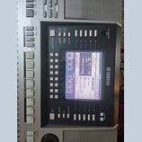 Detailní záběr na ovládací panel digitálního klavíru značky YAMAHA. Uprostřed je LCD displej zobrazující nastavení s nápisy jako NewSong, Cool8Beat a…