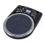 Elektronický perkusní pad černé barvy s modrým gumovým playing polem rozděleným na zóny. Na přístroji jsou viditelné nápisy HANDSONIC, HP-20 a Roland…