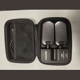 Černý přepravní pouzdro s dvěma bezdrátovými vysílači vloženími. Na spodní části pouzdra je bílý nápis NUX a text C-SRC 5.8G WIRELESS SYSTEM, CE, MAD…