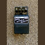 Černý kytarový pedál s nápisem Fender '65 Deluxe Reverb-Amp a označením modelu FDR-1. Na horní části jsou čtyři ovládací knoflíky s popisky LEVEL, GA…
