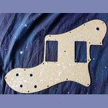 Bílá pickguard s perleťovým efektem pro elektrickou kytaru. Má dva obdélníkové výřezy pro snímače a několik kulatých otvorů na šrouby a ovládací prvk…