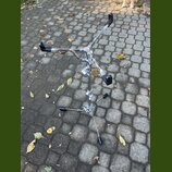Kromový stojan na nástroje s třemi rameny zakončenými černými gumovými chrániči. Stojan má nastavitelné výškové a šířkové mechanismy s kovovými šroub…
