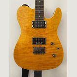 Elektrická kytara s žlutým plamenovitým povrchem těla. Na obou humbuckerech je nápis Seymour Duncan. Kytara má tři ovládací knofíky a strunoměr s fix…