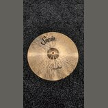Kruhová mosazná činely s viditelným broušením povrchu. Na horní části je černý nápis SoulTone a pod ním menší text HANDMADE TURKISH CYMBALS. Ve spodn…