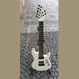 Bílá elektrická kytara s hnědým hmatníkem, umístěná na černém stojanu. Na hlavě je vidět nápis Sterling a Cutlass. Kytara má tři černé snímače, černý…
