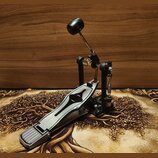 Kovový basový pedál v stříbrném a černém provedení. Na stupni je vyfrézovaný černý ornament ve tvaru stylizovaného listu. Nástroj je vybaven nastavit…