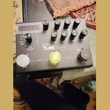 Černý kytarový efekt s nápisem strymon TIMEline. Na horní straně se nachází pět ovládacích knoflíků s popisky VALUE, TIME, REPEATS, MIX, FILTER, GRIT…