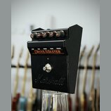 Černý kytarový efekt s nápisem DRIVE MASTER a ovládacími knoflíky Gain, Bass, Middle, Treble a Volume. V dolní části je vyražené logo Marshall a umís…