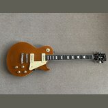 Hnědá elektrická kytara s tvarem singlecut a bílým plechtrzem. Na hlavě je viditelné logo „Epiphone“. Nástroj má dva humbuckery s bílými rámečky a čt…