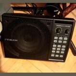 Černý kompaktní reproduktor s kovovou mřížkou. Na přední straně je nápis VOICESOLO FX150 a logo TC-HELICON. Ovládací panel obsahuje dva otočné knoflí…