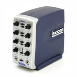 Modrý stolní audio rozhraní s bílým předním panelem. Na boku je bílé logo lexicon a nahoře na panelu modrý nápis ΩMEGA. Přední strana obsahuje několi…