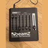 Černý DMX kontrolér s nápisem DMX60 a logem beamZ. Zařízení obsahuje šest posuvníků s číslováním 1 až 6 a jeden posuvník označený jako MASTER. V horn…