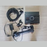 Na fotografii je elektronický bicí modul značky Roland s nápisem V-Drums a Drum Sound Module TD-70C. K modulu patří několik černých kabelů s různými…