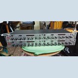 Dvě identické rackové jednotky značky dbx, model 166xs Compressor/Limiter/Gate. Jsou stříbrné s černým horním krytem a mají mnoho ovládacích knoflíků…