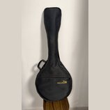 Černý měkký pouzdro (gig bag) na hudební nástroj s rukojetí. V dolní části je žlutý nápis SILENT doprovázený grafickým symbolem. Povrch materiálu je…