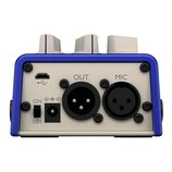 Zadní strana modrého zařízení s krémovým panelem. Jsou zde vidět konektory USB, XLR označený jako OUT a XLR označený jako MIC, dále vypínač s nápisy…