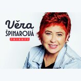 Fotografie zobrazuje ženu s krátkými červenými vlasy v džínové bundě. V levé části obrázku je text „Věra ŠPINAROVÁ“ a pod ním v červeném obdélníku ná…