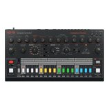 Černá analogová bubnovací souprava s nápisem RD-78 Computer Controlled Analog Drum Machine a logem behringer. Horní panel obsahuje řadu otočných pote…