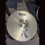 Kulatý mosazný činel s kovaným povrchem. Na horní části je černý nápis DARKCRASH, Medium Thin a 18"/45 cm. Ve spodní části je velké černé logo K.
