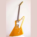 Elektrická kytara s žlutým lakem a bílým plechtrzem. Na hlavě hředu je nápis Epiphone. Kytara má dva humbuckery, zlatý hardware a tři ovládací knoflí…