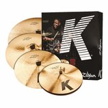 Sada čtyř mosazných činelů značky Zildjian z řady K. Na činelech jsou nápisy Custom Dark Ride, Custom Dark Crash (dvakrát) a Custom Dark Hi Hat Ride.…