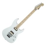 Bílá elektrická kytara s jasným dřevěným hmatníkem a hlavou. Na hlavě je viditelné logo Charvel. Kytara má tři snímače, tremolo mechanismus s páčkou…