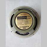 Zadní strana reproduktoru s kovovým rámem a magnetem. Na zlaté štítku je uveden nápis Celestion s logem, Model number G 12 M, Power capacity 25 watts…