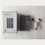 Krabice a modul sekvenceru s připojeným datovým kabelem. Na krabici je nápis SYSTEM 100 182 SEQUENCER Legendary Analog Sequencer Module for Eurorack…